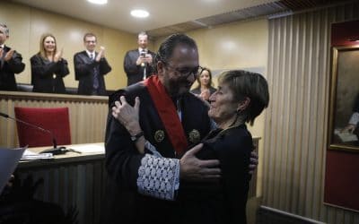 Victoria Ortega impone la Gran Cruz del Mérito a Javier Garicano, decano del Colegio de Valladolid